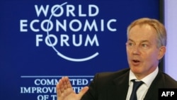 Тони Блэр выступает во время дискуссии по проблемам Мертвого моря на Всемирном экономическом форуме в Давосе. Швейцария, 23 октября 2011 год.