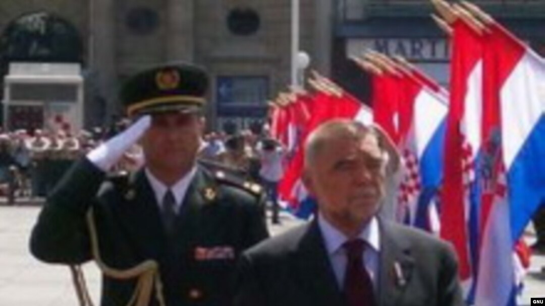 Hrvatski predsjednik Stjepan Mesić vrši smotru pripadnika hrvatske vojske