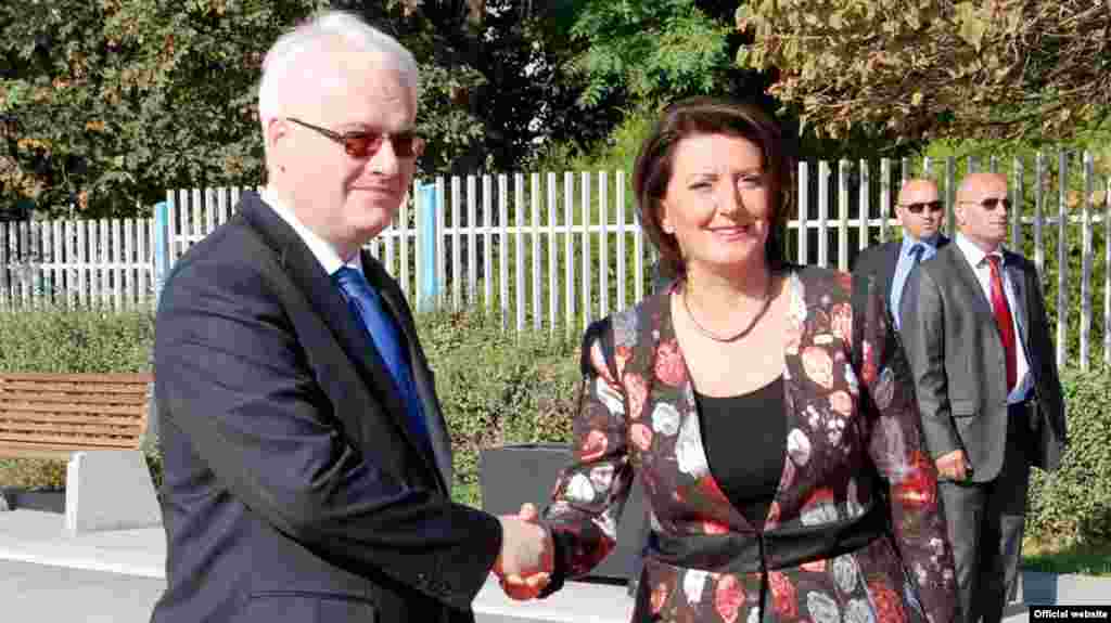 Hrvatski predsjednik Ivo Josipović sa predsjednicom Kosova Atifete Jahjaga, Priština, 6. septembar 2013. 