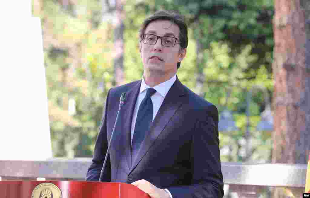 МАКЕДОНИЈА - Во рамки на своите уставни надлежности, македонскиот претседател Стево Пендаровски денеска ги потпиша указите за поставување на должноста вонреден и ополномоштен амбасадор на Република Северна Македонија во пет држави - Словачка, Канада, Норвешка, Белгија и Бугарија.