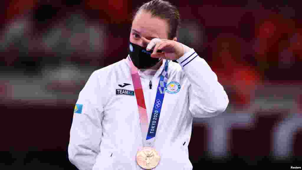 Бронзовая призерка&nbsp;Олимпийских игры Софья Берулцева из Казахстана на церемонии награждения победителей соревнований по карате (кумите)
