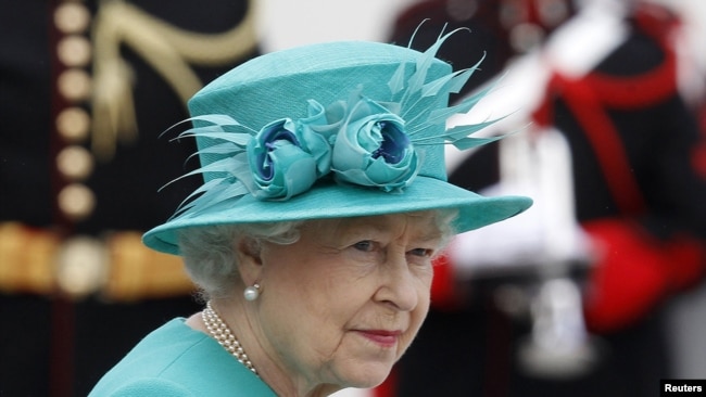 Regina Elisabeta a Marii Britanii a vizitat prima dată Irlanda în 2011