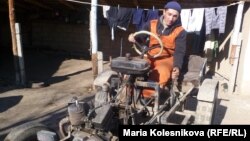 Бақтыбек Күпешов ескі көліктердің бөлшектерінен құрастырған трактор. Ақсу ауылы, Қырғызстан.