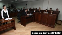 Не кажутся поправки в Уголовный кодекс Грузии обоснованными и членам "Ассоциации адвокатов", которые требуют "снять оковы" с представителей профессии