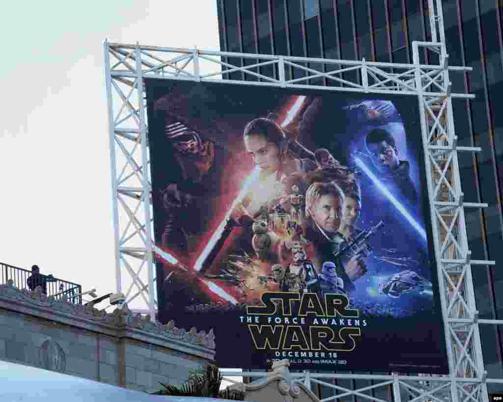Рекламный плакат на Голливудском бульваре, Лос-Анжелес &ndash; перед премьерой &quot;Пробуждения силы&quot;. 14 декабря 2015 года.