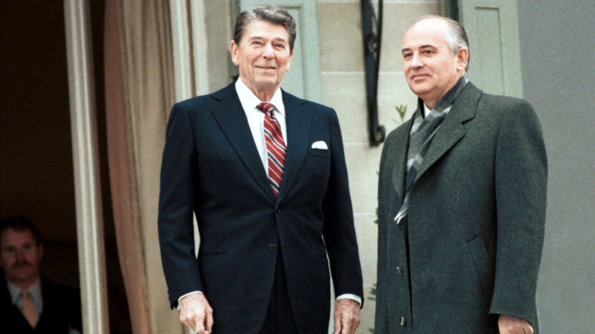 Переговоры с рейганом. Встреча Горбачева и Рейгана в Женеве 1985. Горбачев Рейган Женева 1985. Рейган и Горбачев 1985. Рональд Рейган и Горбачев в Женеве.