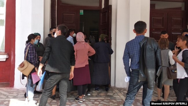 Узбекистанские студенты стоят в очереди, чтобы забрать свои документы из Ошского государственного университета.