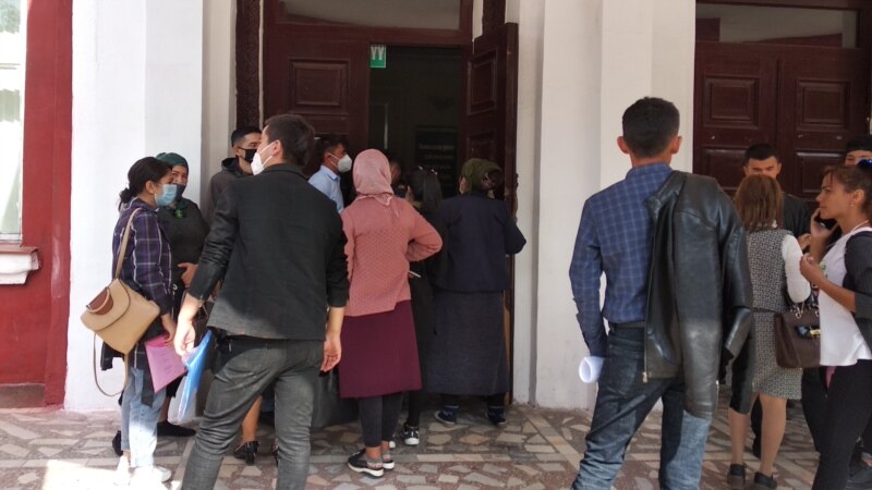 Обучающиеся в вузах КР студенты из Таджикистана заявили, что им не разрешили въехать в Кыргызстан