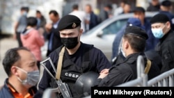Сотрудники СОБРа на блокпосту за чертой Алматы, закрытого в марте на карантин после регистрации в стране первых случаев заболевания COVID-19.