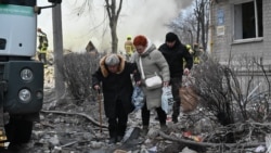 Жители Харькова покидают свои дома после российского обстрела 7 марта