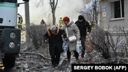 Жители Харькова покидают свои дома после российского обстрела 7 марта