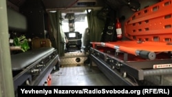 Поранених евакуюють технікою з броньованими капсулам, втім, і така не завжди може дістатися точки евакуації