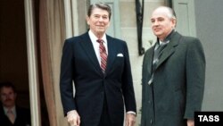 Ronald Reagan və Mikhail Gorbachev