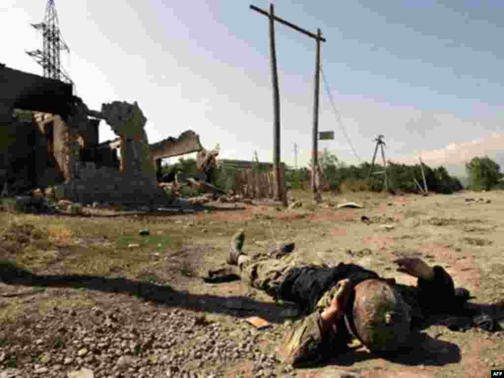 Caption : Georgian soldier lays dead on a street on outskirts of Tskhinvali on August 10, 2008. With its military charge into a rebel pocket of Georgia, Russia has staked out a strategic red line and it will not allow its perceived interests there to be thwarted without a fight, analysts said Sunday.