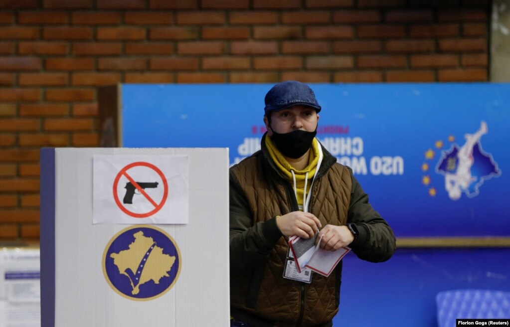 Një burrë shihet pranë një kutie votimi gjatë zgjedhjeve parlamentare në Prishtinë, Kosovë, 14 shkurt 2021.