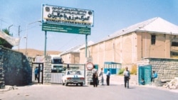 Diňle: Türkmenistan Ýakyn Gündogara howa gatnawlaryny çäklendirýär, eýranly türkmenleri serhetden ‘geçirmeýär’