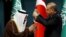 Tayyip Erdogan (sağda) Səudiyyə kralı Salmana medal verir (Arxiv)