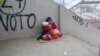 Samohrana majka sa dvogodišnjim djetetom prosi u centru Skoplja