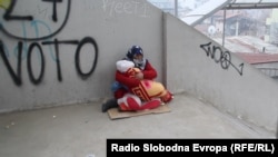 Samohrana majka sa dvogodišnjim djetetom prosi u centru Skoplja