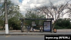 Остановка общественного транспорта с праздничной символикой на проспекте Победы в Севастополе
