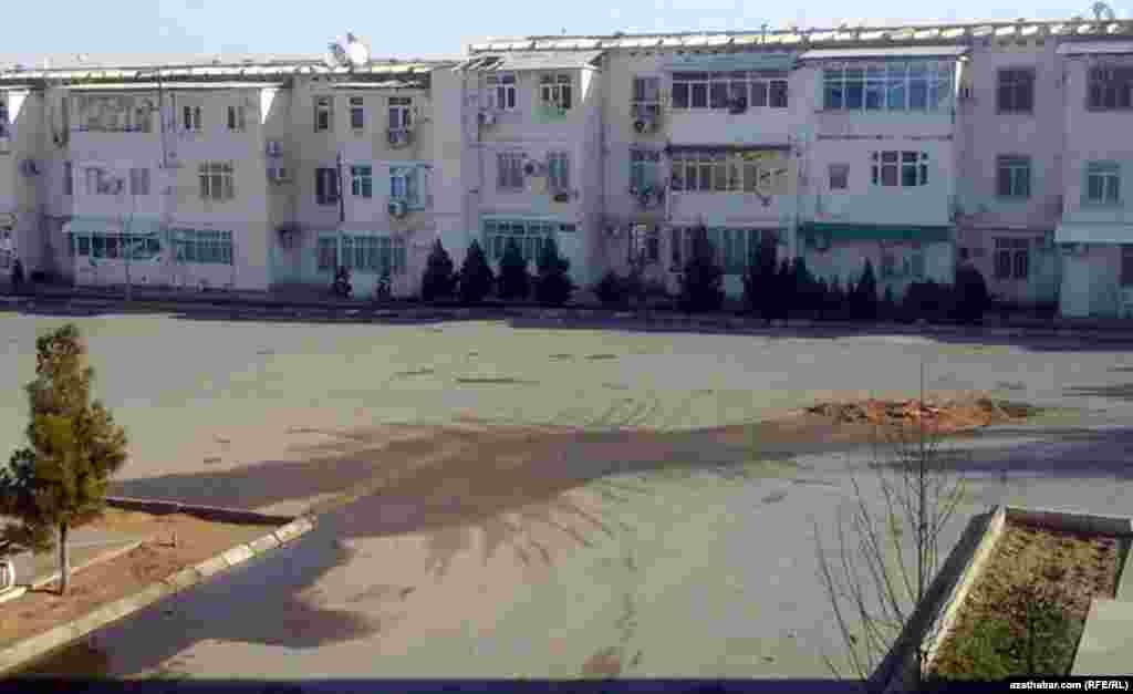 11-nji etrapçadaky ýaşaýyş jaýlarynyň öňündäki meýdança. Aşgabat, ýanwar, 2020. &nbsp;