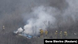 Пожарникари во округот на местото на хеликоптерската несреќа во која загина Коби Брајант во Калабасас, Калифорнија, САД, 26 јануари 2020 година.