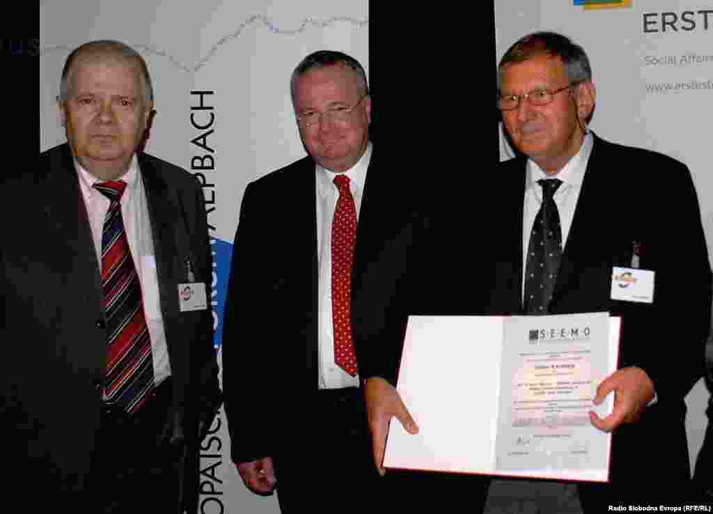 Urednik RSE Omer Karabeg je dobitnik nagrade "Dr Erhard Busek" za doprinos boljem razumijevanju u Jugoistočnoj Europi za 2010., koju dodjeljuje Medijska organizacija Jugoistočne Europe (South East Europe Media Organisation - SEEMO), oktobar 2010.