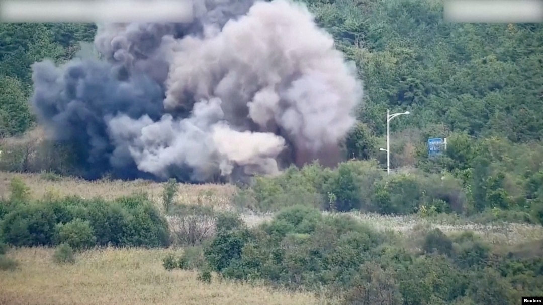 Urmările unei explozii după ce Coreea de Nord a aruncat în aer secțiuni de drumuri intercoreene de pe partea sa a graniței dintre cele două Corei.