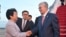 Қазақстан президенті Қасым-Жомарт Тоқаевты әуежайда қытай шенеуніктері қарсы алып тұр. Шанхай, 15 шілде, 2026 жыл. Ақорданың баспасөз қызметі жариялаған фото