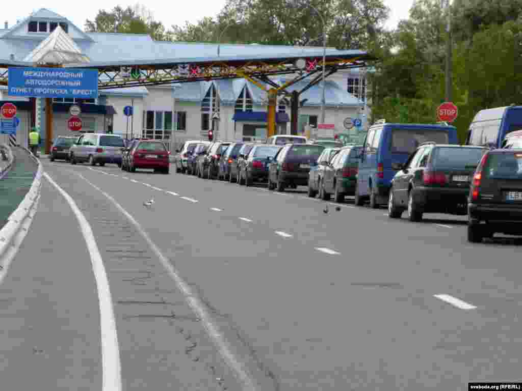 На памежным пераходзе «Варшаўскі мост» чэргі растуць. З моманту ўступленьня Беларусі ў Мытны саюз колькасьць ахвотных набыць тавары за мяжой павялічваецца