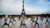 Sectă yoga franceză în Paris, practicând în Place du Trocadéro.