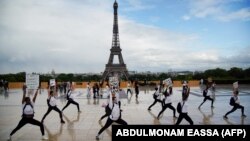 Sectă yoga franceză în Paris, practicând în Place du Trocadéro.