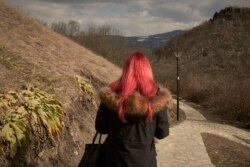 Звечан, Косово - Молодая жінка йде повз фортецю Звечан ,на півночі Косово