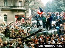 Locuitorii din Praga poartă un steag cehoslovac în centrul orașului, pe 21 august 1968.