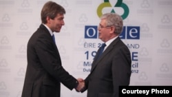 Ministrul moldovean pentru reintegrare EUgen Carpov şi ministrul de externe irlandez Eamon Gilmore, preşedintele în exerciţiu al OSCE 