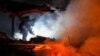 Vatrogasac gasi požar nakon ruskih raketnih i napada dronovima u ukrajinskoj oblasti Čerkasi, 29. marta 2024.