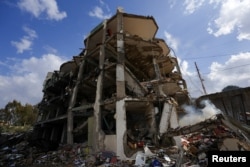 O clădire avariată în urma unui atac israelian asupra unui centru medical din Borj Qalaouiya, sudul Libanului, 15 martie 2026. Ministerul Sănătății din Liban afirmă că mai mulți membri ai personalului medical au fost uciși.