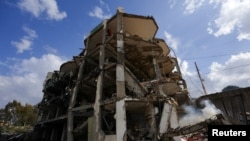 O clădire avariată în urma unui atac israelian asupra unui centru medical. Ministerul Sănătății din țară a transmis că mai mulți membri ai personalului medical au fost uciși. 15 martie 2026.