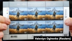 Поштові марки «Русскій воєнний корабль, іді ...! Слава Україні!», введені в обіг 12 квітня 2022 року. На них зображений російських крейсер «Москва», який пропонував здатися захисникам острова Зміїний, і по якому українські військові завдали ракетного удару 13 квітня