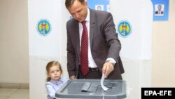 Andrei Nastase și fiica sa Ana la vot la 3 iunie