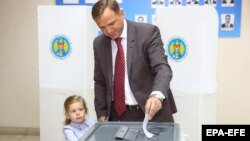 Andrei Nastase qızı Anna ilə seçki məntəqəsində