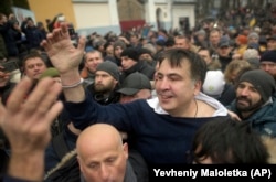 Сторонники освободили Саакашвили прямо из полицейского автомобиля