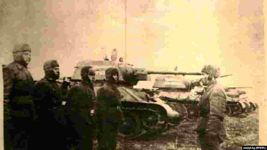 Колонна киргизских танкистов. Фото Государственного исторического музея. &nbsp;