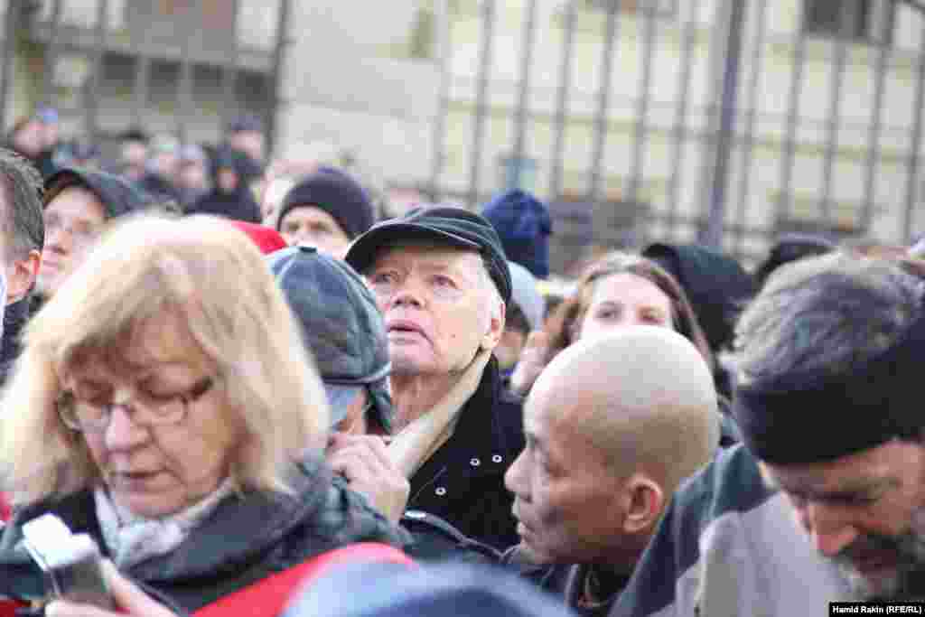 A large crowd of mourners gather outside the castle ahead of the hearse&#39;s arrival.