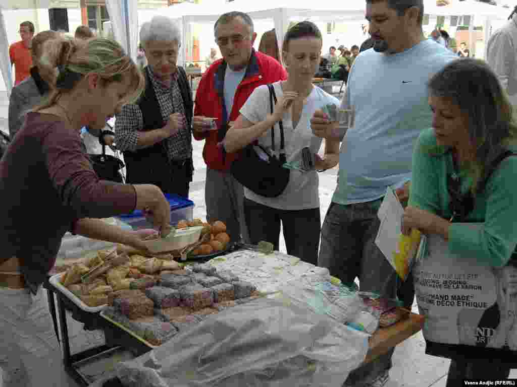 Na platou ispred filozofskog fakulteta udruženje "Umetnost življenja" organizovalo je obeležavanje Međunarodnog dana mira, Beograd, 21.09.2011. Foto: Vesna Anđić / RSE