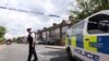 Офіцер поліції на місці злочину у Лондоні, де 36-річного чоловіка з мечем було заарештовано після нападу на перехожих, 30 квітня 2024 року