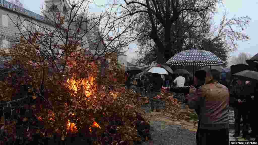 Nalaganje badnjaka, Srpska pravoslavna crkva.