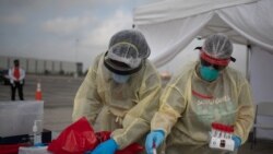 Медицинские работники в центре сдачи тестов на коронавирус в Хьюстоне. 20 ноября 2020 года.