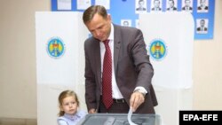 Andrei Năstase și fiica sa Ana, la secția de votare