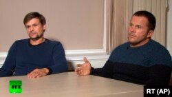 Скрипальләрне агулауда шикләнелүче дип аталган Руслан Боширов (с) һәм Александр Петров